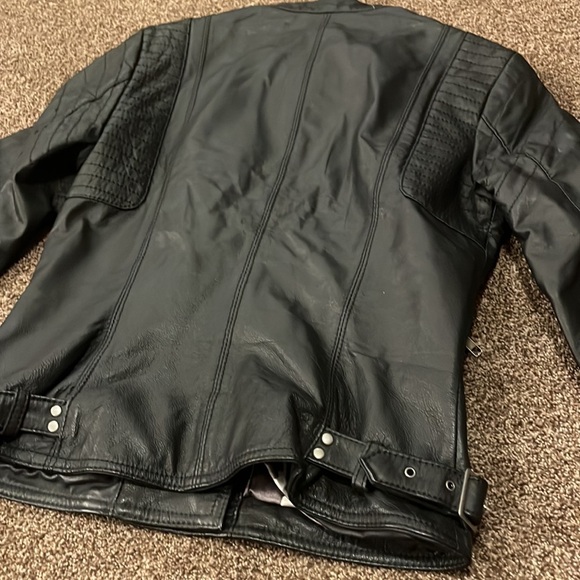 Danier 2XS leather jacket. Some fading on leather (front of collar in last pic) - Picture 7 of 12